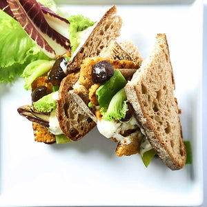 Doppio sandwich con tempeh e verdure